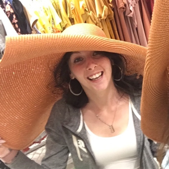 Meet your Posher, Megan - Picture 3 of 7